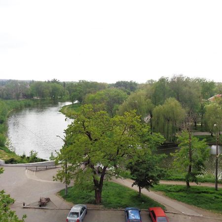 Староярмаркова С Видом На Парк И Реку 크리보이 로그 외부 사진